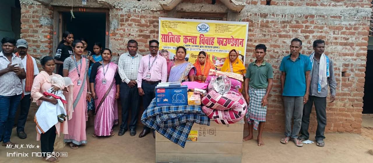 जरूरतमंद कन्या को विदाई सामग्री प्रदान करते हुए