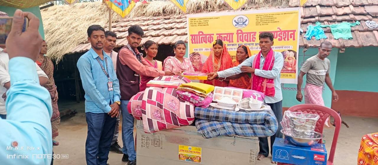 जरूरतमंद कन्या को विदाई सामग्री प्रदान करते हुए